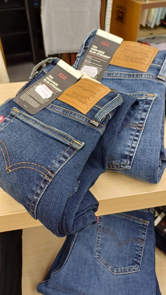 Jean Levi's femme couleur brute