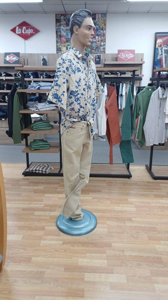 Arrivage nouvelle collection été 2026 chemise manche courte à motif Lee Cooper et pantalon beige Lee Cooper